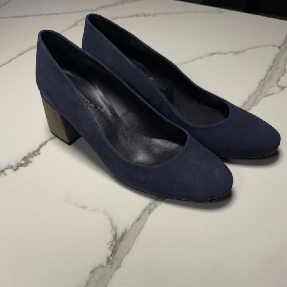 Navy suede pumps with gray heels by Maypol